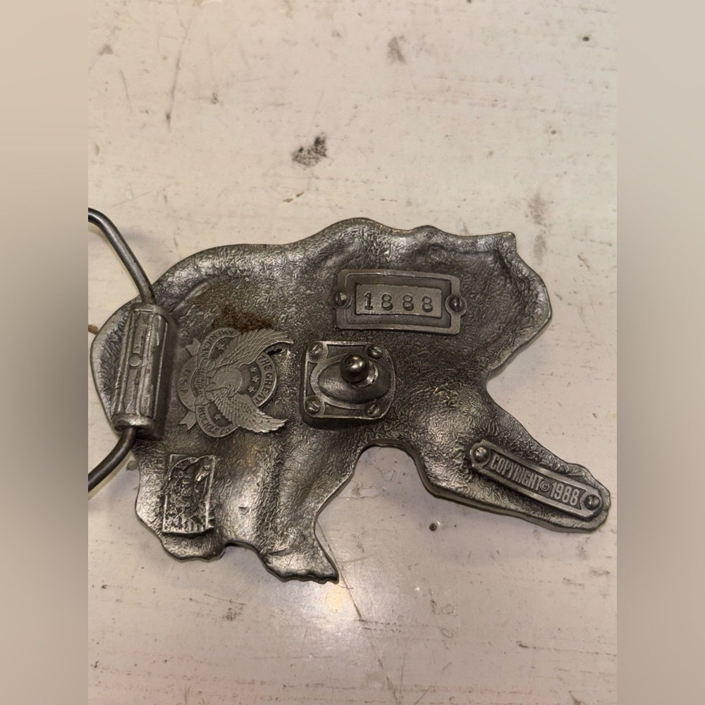 Vintage Bear Attack 1988 Great American Belt Buckle​​ - Picture 2 of 4